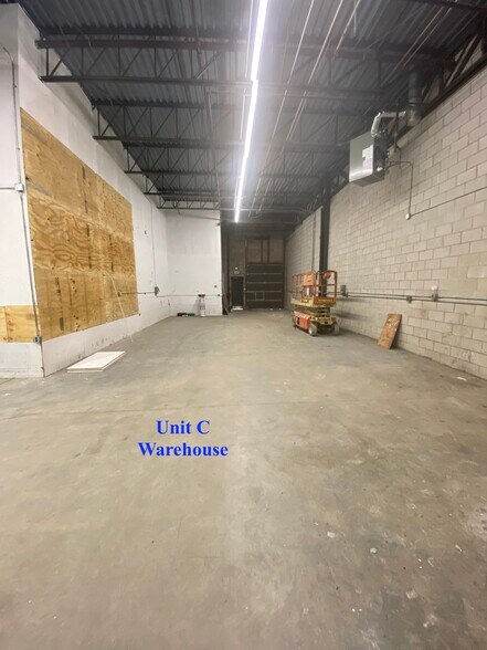 More Photos Of 15 Plymouth Dr, Easton Warehouse For Lease