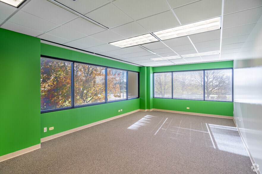 More Photos Of 387 Shuman Blvd, Naperville Medical For Lease