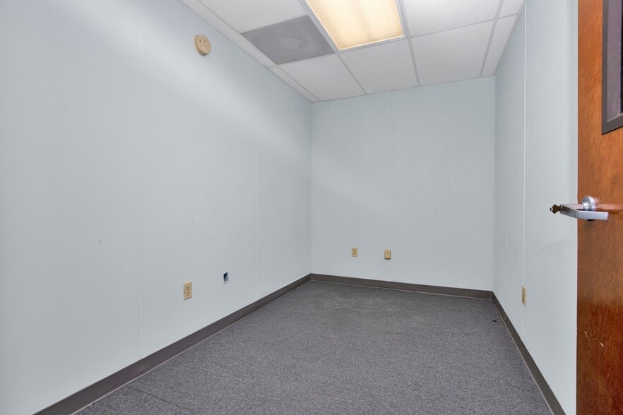 More Photos Of 2407 W 5th St, Lumberton Office For Sale