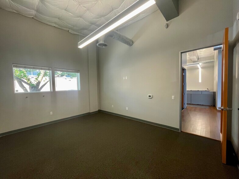 More Photos Of 128 NE 7th Ave, Portland Light Distribution For Lease