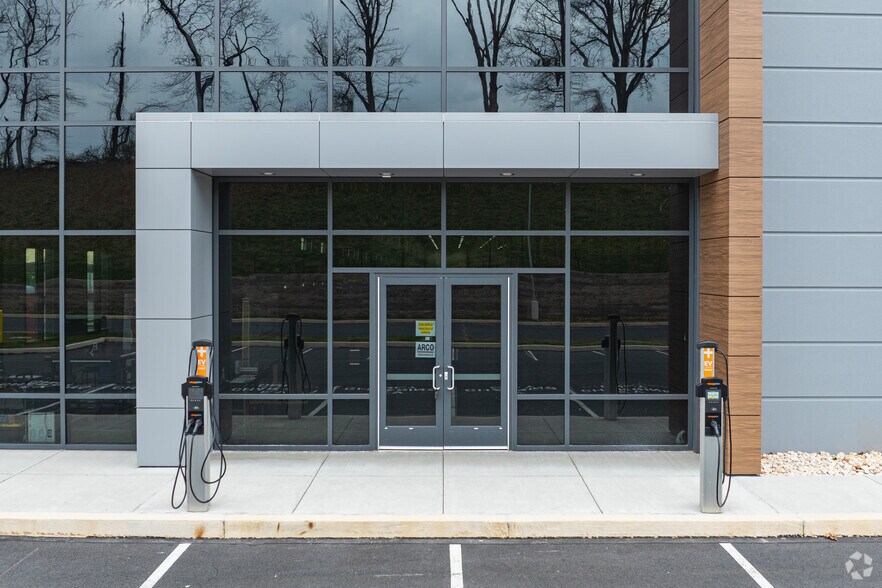 More Photos Of 250 Cloverleaf Rd, York Distribution For Lease