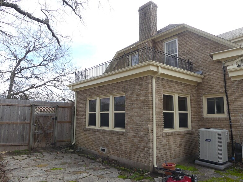 More Photos Of 304 S Trinity St, Decatur Office Residential For Lease