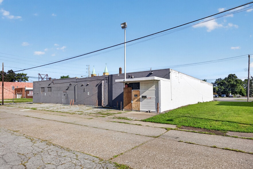 More Photos Of 300 E 28 St, Lorain General Retail For Sale