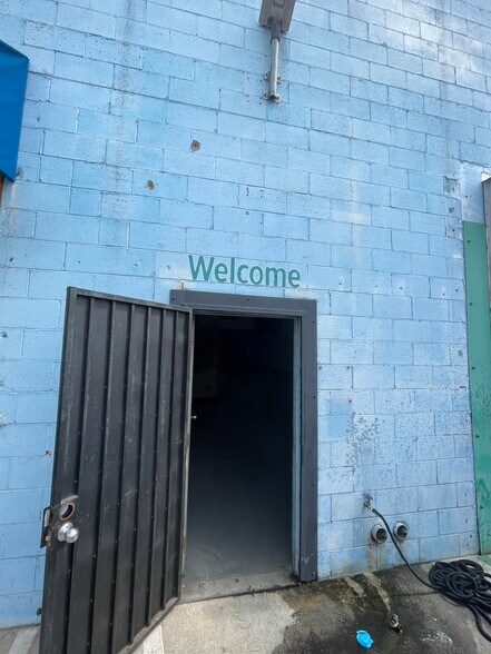 More Photos Of 1025 E 18th St, Los Angeles Warehouse For Lease