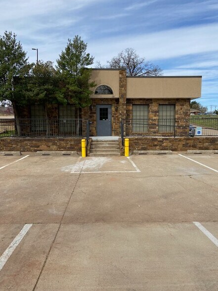 More Photos Of 910 S Bryant Ave, Edmond Medical For Sale