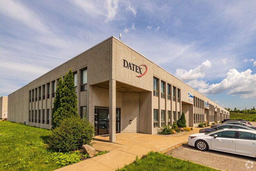 More Photos Of 2305-2329 Rue Guénette, Saint-Laurent Distribution For Sale