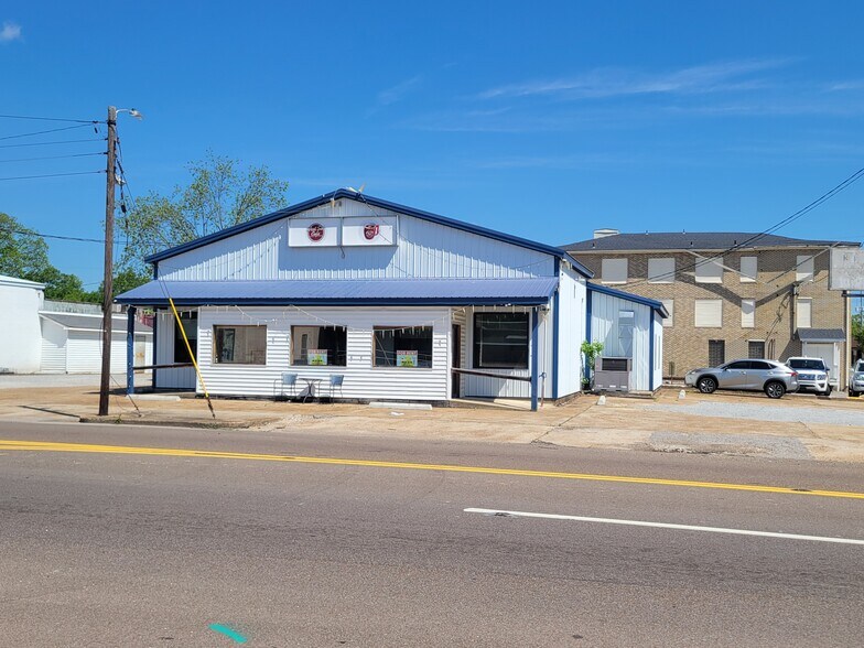 Primary Photo Of 302 W Wood St, Paris Restaurant For Lease