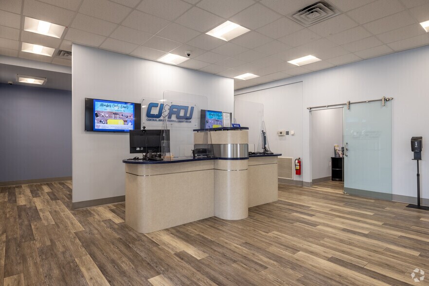 More Photos Of 380 Berry St, Woodbridge Office For Sale