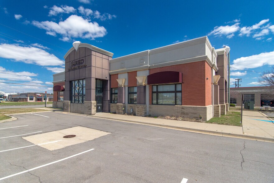 More Photos Of 451 W 14 Mile Rd, Madison Heights Freestanding For Sale