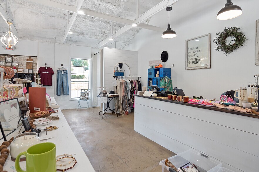 More Photos Of 6724 Paluxy Dr, Tyler Office For Lease