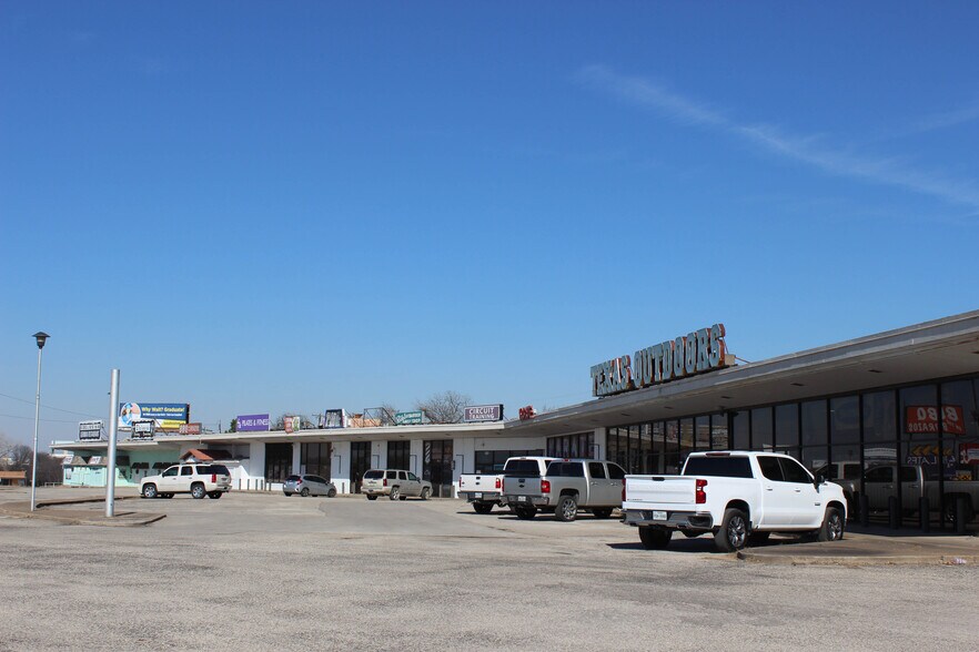More Photos Of 7201 Camp Bowie Blvd, Fort Worth Freestanding For Lease