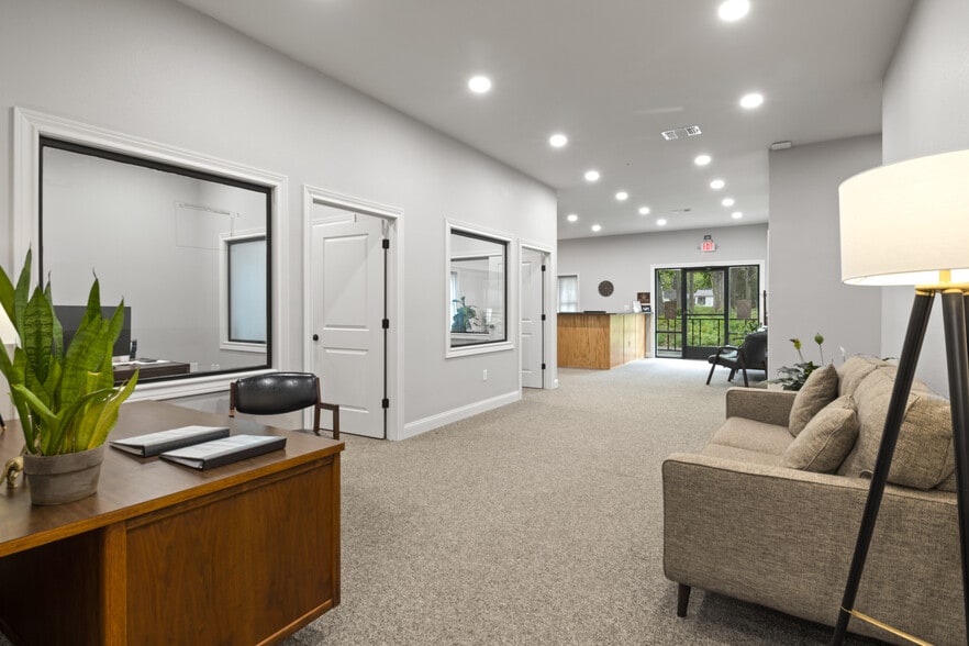 More Photos Of 107 E 11th St, Mount Pleasant Office For Sale