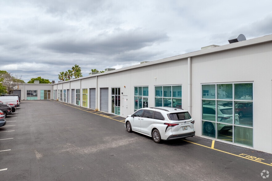More Photos Of 7901 Kingspointe Pky, Orlando Showroom For Sale