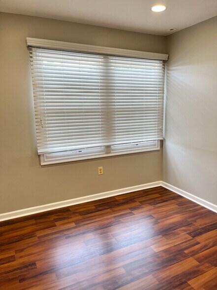 More Photos Of 609 Dutchmans Ln, Easton Office For Sale