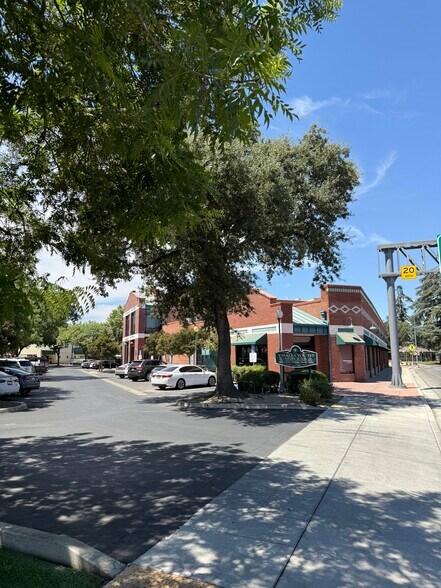 More Photos Of 711 N Court St, Visalia Office For Sale