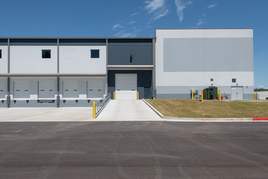 More Photos Of 190 SE North Salem Rd, Conyers Distribution For Lease