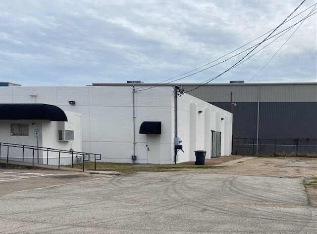 More Photos Of 304 S 12th St, Waco Warehouse For Lease