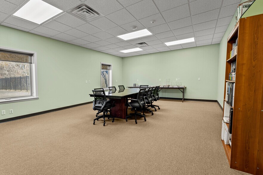 More Photos Of 1271 Rayford Bnd, Spring Light Manufacturing For Sale