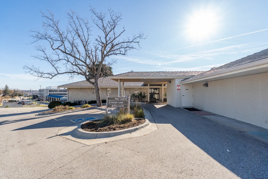 More Photos Of 8900 W Dodge Rd, Omaha Medical For Lease