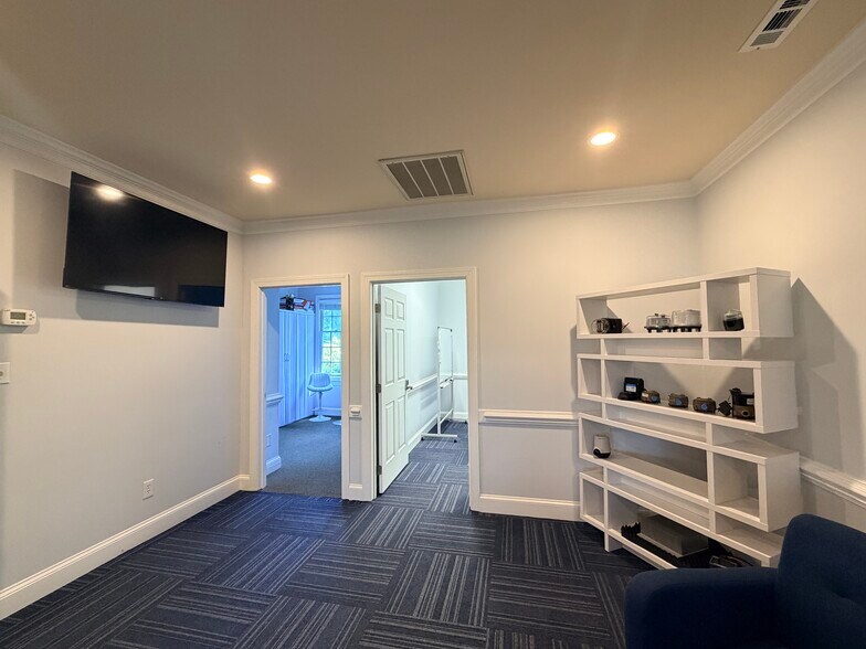 More Photos Of 211 E Six Forks Rd, Raleigh Loft Creative Space For Sale