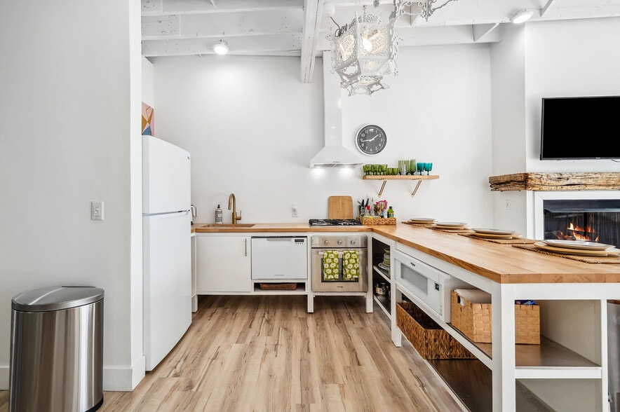 More Photos Of 13662 Red Arrow Hwy, Harbert Hotel For Sale