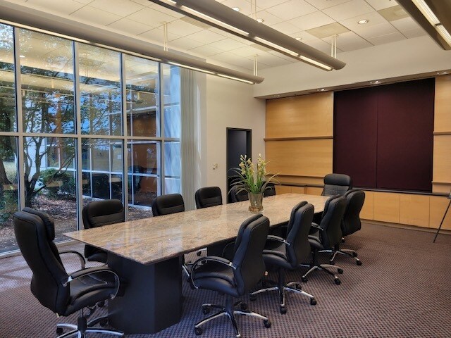 More Photos Of 44330 Mercure Cir, Dulles Showroom For Lease