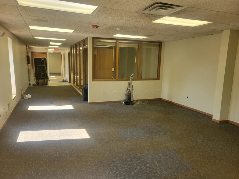 More Photos Of 6655 W Kitty Ave, Chicago Ridge Office For Sale
