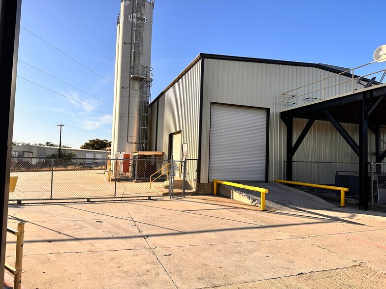 More Photos Of 418 E Jones St, Lewisville Manufacturing For Lease