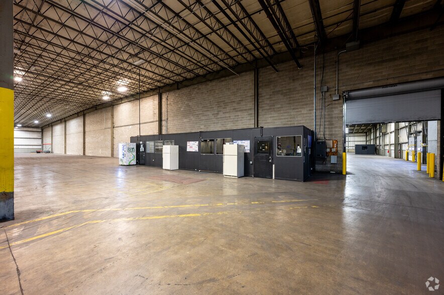 More Photos Of 2580 S 30th St, Lafayette Warehouse For Lease