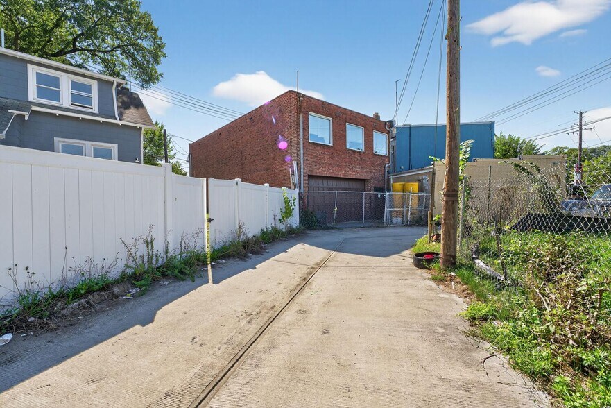 More Photos Of 606 Raleigh Pl SE, Washington Flex For Sale