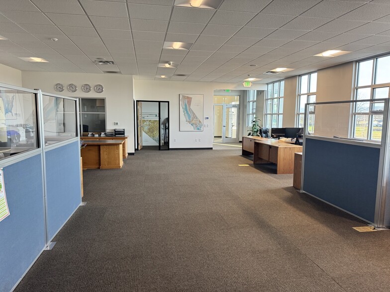 More Photos Of 4801 Biddle Rd, Central Point Office For Lease