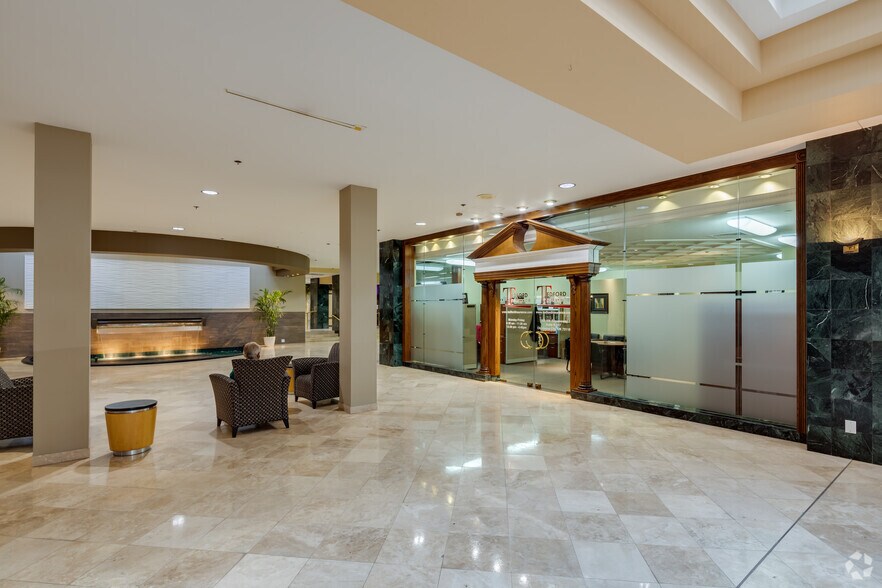 More Photos Of 1900 NW Expressway, Oklahoma City Office For Lease