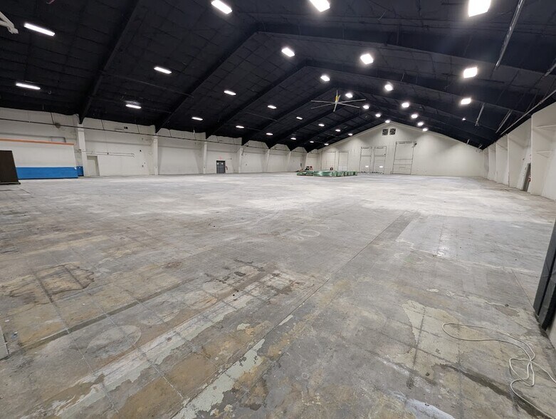 More Photos Of 4600 Park Ave, Des Moines Warehouse For Lease