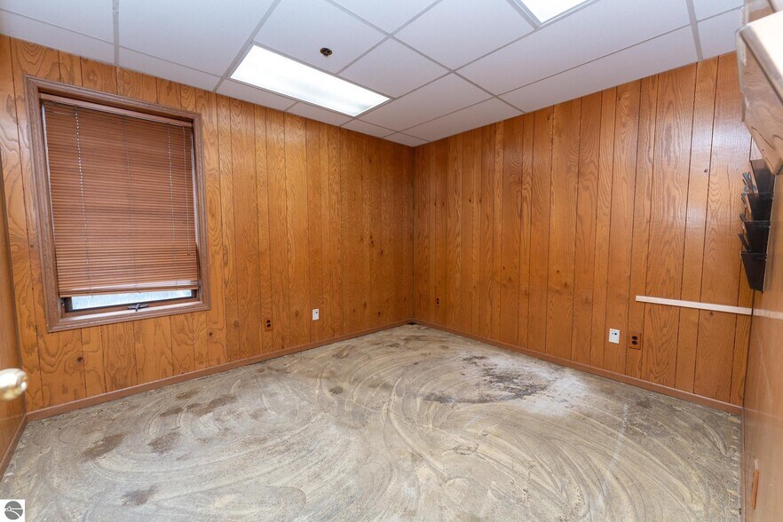 More Photos Of 910 Industrial Dr, Mount Pleasant Warehouse For Sale