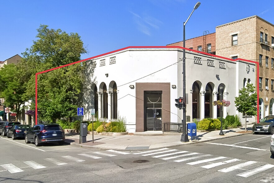 Primary Photo Of 124 Chatsworth Ave, Larchmont Restaurant For Sale