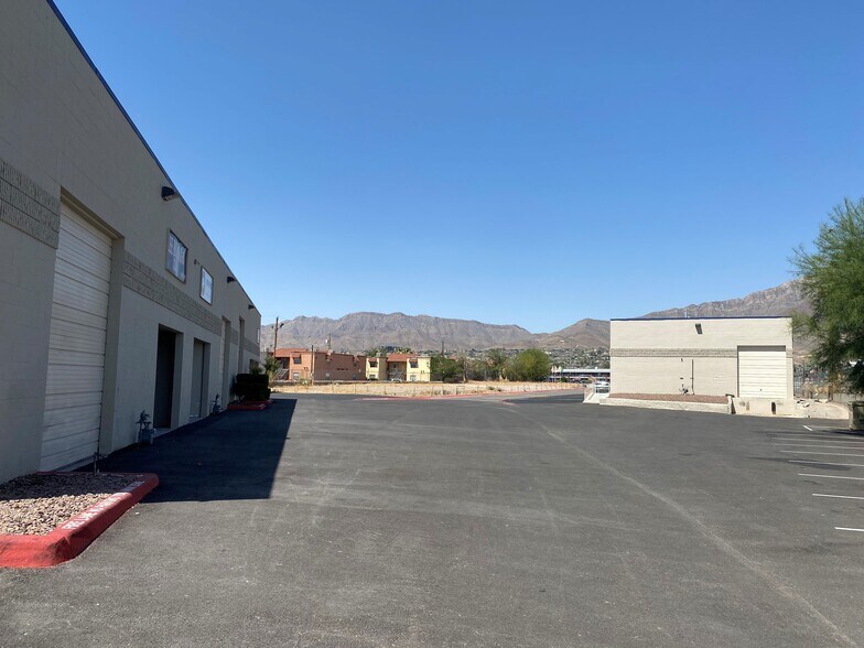 More Photos Of 8626 Dyer St, El Paso Showroom For Lease