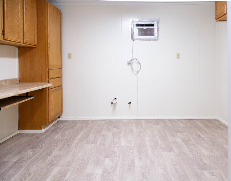 More Photos Of 211 S Austin St, Hutchins Flex For Sale