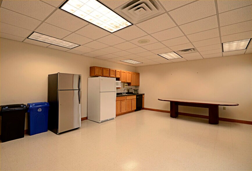 More Photos Of 5485 W Grande Market Dr, Appleton Office For Lease