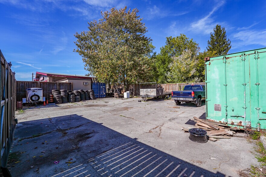 More Photos Of 6499 Lundys Ln, Niagara Falls Auto Repair For Sale