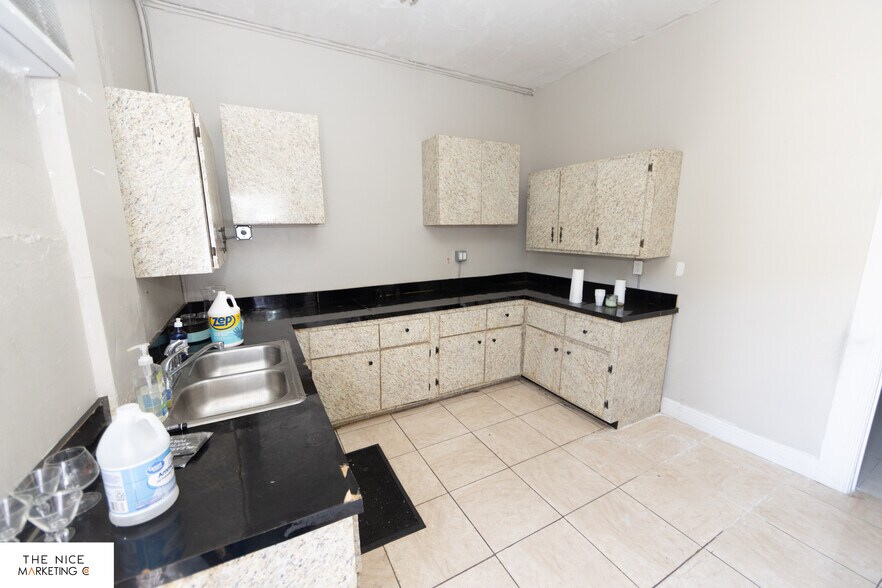 More Photos Of 3045 W Broward Blvd, Fort Lauderdale Freestanding For Lease