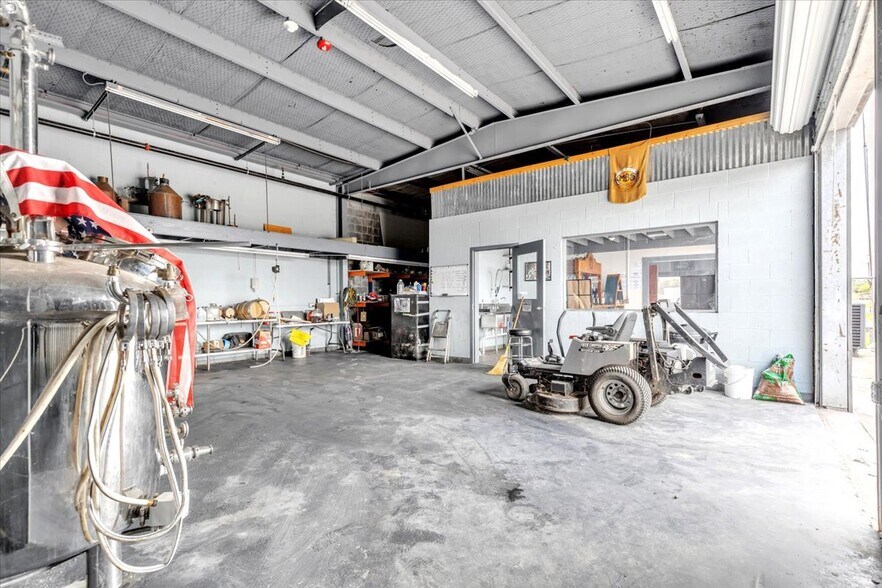 More Photos Of 202 S Gulf Blvd, Freeport Warehouse For Sale