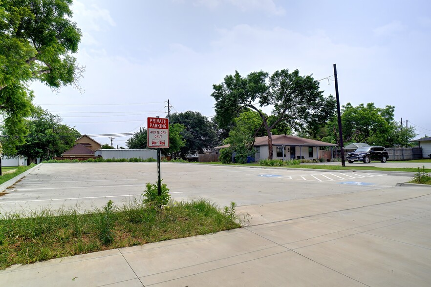 More Photos Of 409 N Oak St, Roanoke Storefront Retail Office For Lease