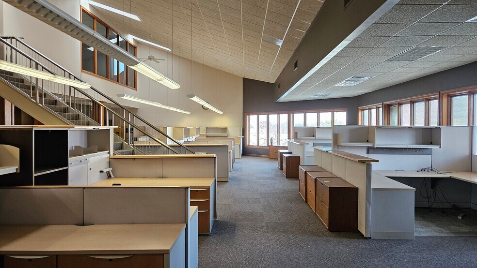 More Photos Of 1900-1940 Craigshire Dr, Saint Louis Flex For Sale