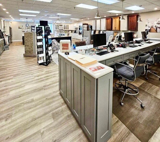 More Photos Of 254 N Broadway, Salem Storefront Retail Office For Sale