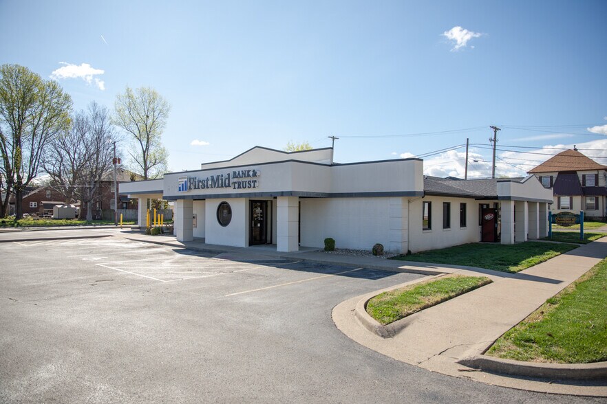 More Photos Of 1709 Walnut St, Murphysboro Bank For Sale