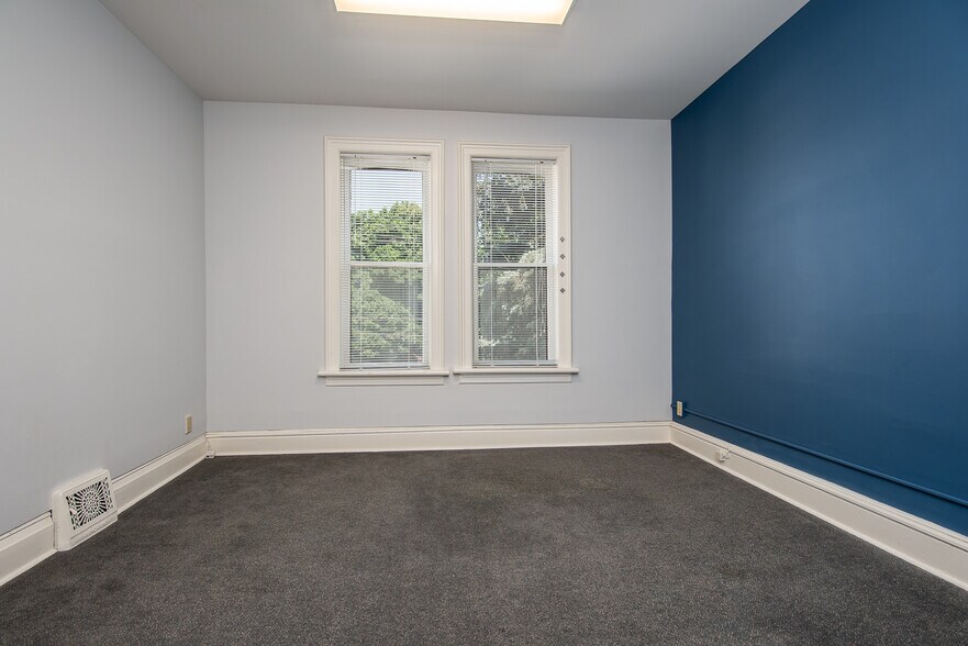 More Photos Of 109 College St, Kitchener Office For Sale