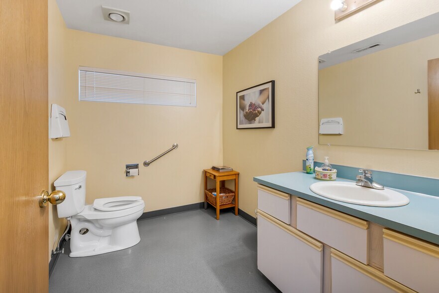 More Photos Of 104 Tremont Ave, Port Orchard Medical For Sale
