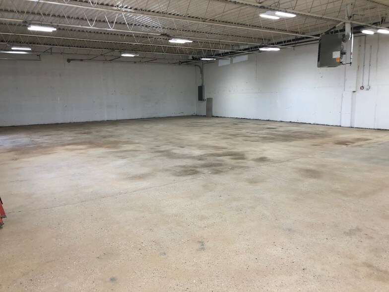 More Photos Of 40 Brook Ave, Deer Park Warehouse For Lease
