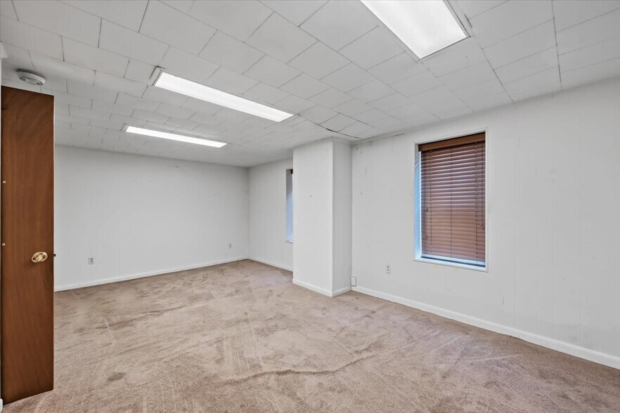 More Photos Of 402 W Moorestown Rd, Nazareth Medical For Sale