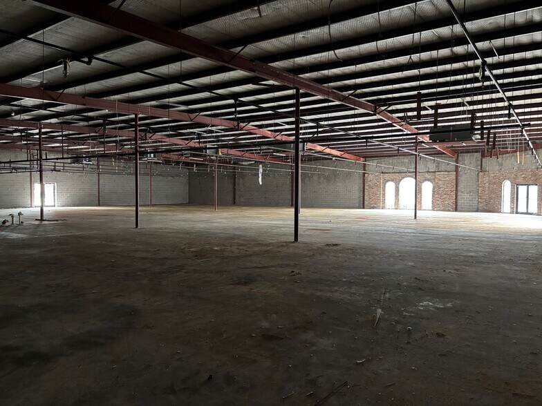 More Photos Of 201 N Pacific St, Conroe Freestanding For Lease